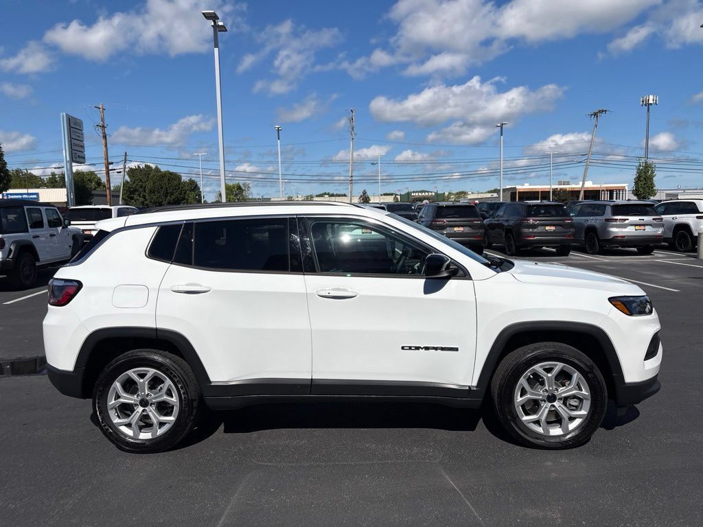 Used 2025 Jeep Compass Latitude AWD/4WD image 6