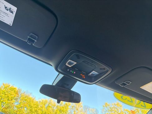 Used 2023 Chevrolet Traverse LT image 13