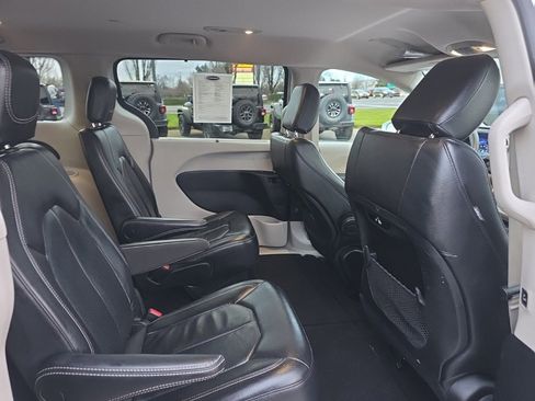 Used 2022 Chrysler Pacifica Touring-L image 11