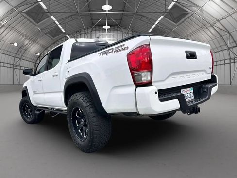 Used 2017 Toyota Tacoma TRD Off-Road RWD image 4