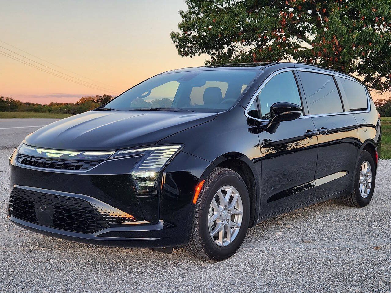 Used 2027 Chrysler Pacifica Select FWD image 1