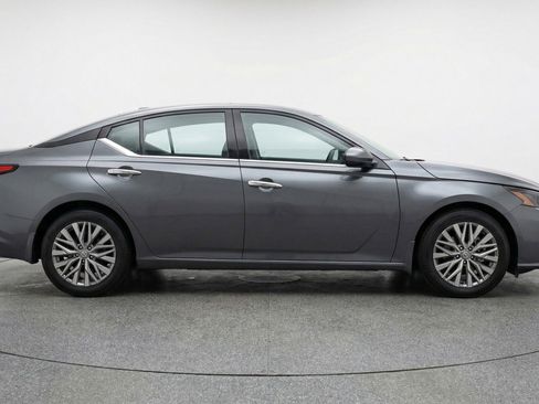 Used 2025 Nissan Altima 2.5 SV image 11