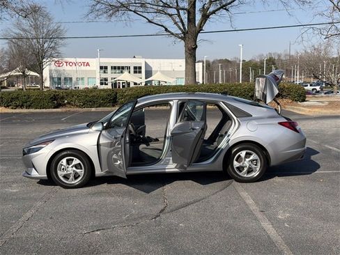 Used 2021 Hyundai Elantra SE image 10