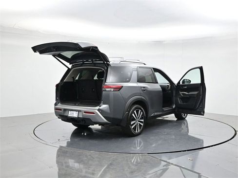 Used 2024 Nissan Pathfinder Platinum image 43