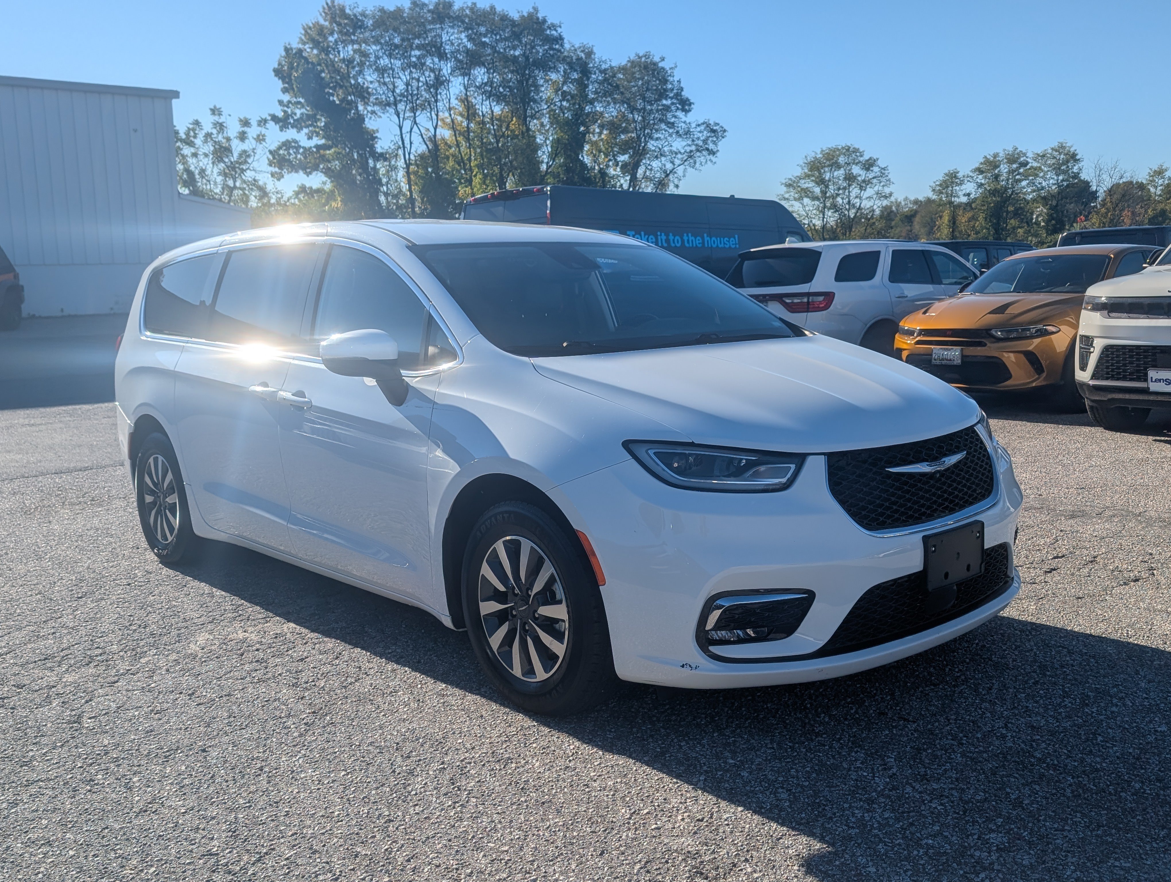 Used 2023 Chrysler Pacifica Touring-L FWD image 7