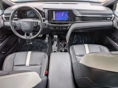 Used 2025 Toyota Camry SE FWD image 5