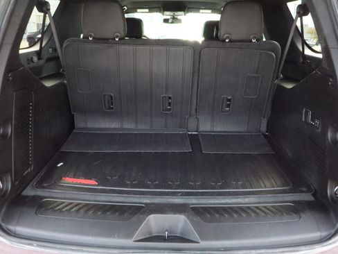 Used 2022 GMC Yukon XL SLT w/ SLT Luxury Package image 16