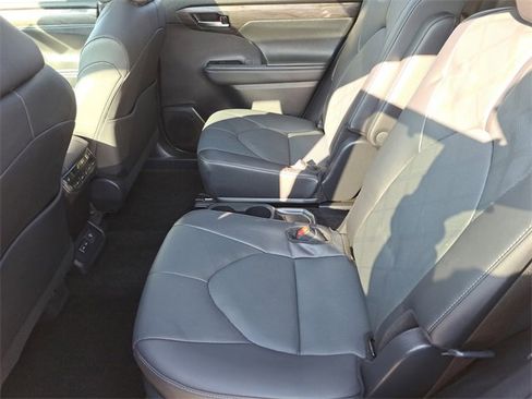Used 2024 Toyota Highlander Platinum image 28