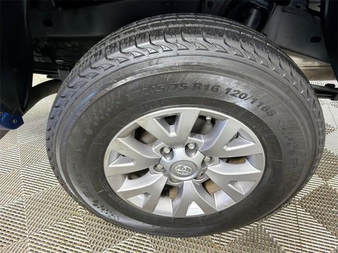 Used 2018 Toyota Tacoma SR5 image 17