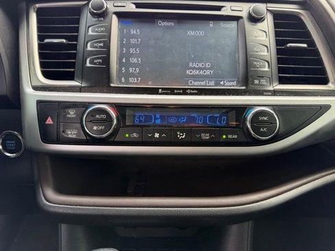 Used 2019 Toyota Highlander XLE image 17