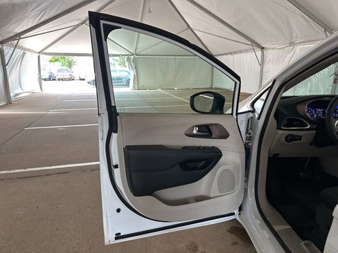 Used 2024 Chrysler Voyager LX image 9