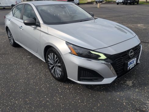 Used 2024 Nissan Altima 2.5 SV FWD image 8