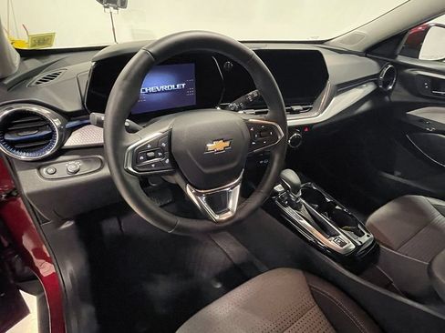 Used 2025 Chevrolet Trax LT FWD image 21