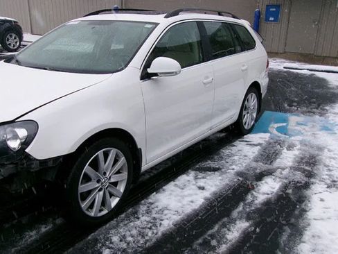 Used 2014 Volkswagen Jetta SportWagen FWD image 1