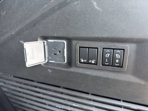 Used 2023 GMC Yukon Denali w/ LPO, Floor Liner Package AWD/4WD image 15