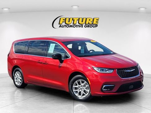Used 2025 Chrysler Pacifica Select FWD image 1