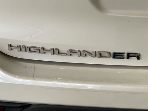 Used 2020 Toyota Highlander XLE AWD/4WD image 11