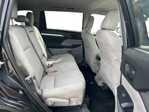 Used 2019 Toyota Highlander LE w/ Carpet Mat Package (TMS) FWD image 18