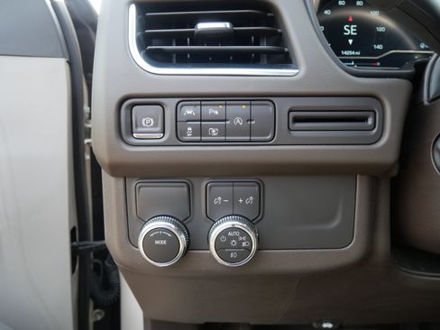 Used 2024 GMC Yukon XL SLT w/ SLT Luxury Package image 11