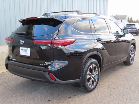 Used 2020 Toyota Highlander XLE image 3
