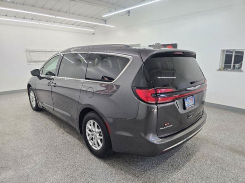 Used 2022 Chrysler Pacifica Touring-L FWD image 4