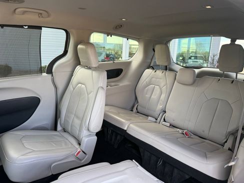 Used 2017 Chrysler Pacifica Touring-L Plus w/ Tire & Wheel Group image 19