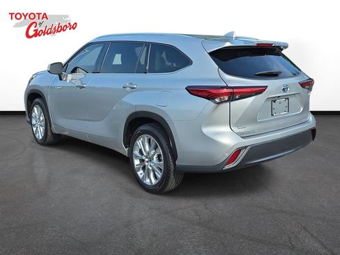 Used 2021 Toyota Highlander Limited FWD image 7