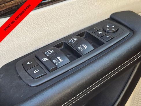 Used 2024 Chrysler Pacifica Limited FWD image 37