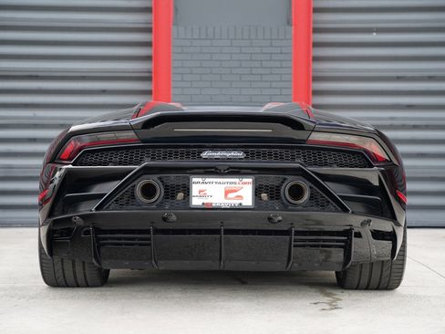 Used 2020 Lamborghini Huracan EVO image 14