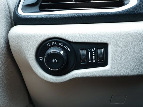 Used 2023 Chrysler Pacifica Touring-L FWD image 15