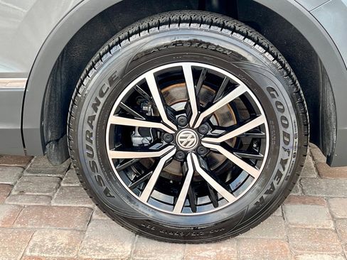 Used 2021 Volkswagen Tiguan SE w/ Panoramic Sunroof Package image 11