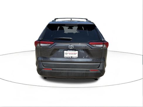 Used 2019 Toyota RAV4 XLE Premium FWD image 4