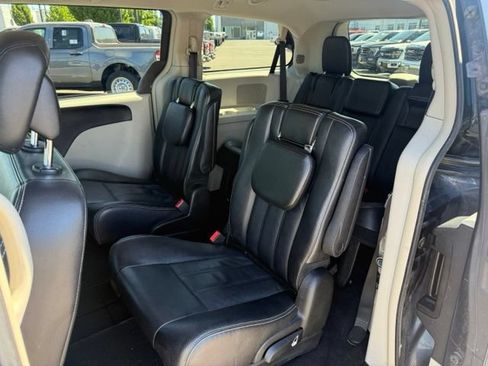 Used 2014 Chrysler Town & Country Touring FWD image 10