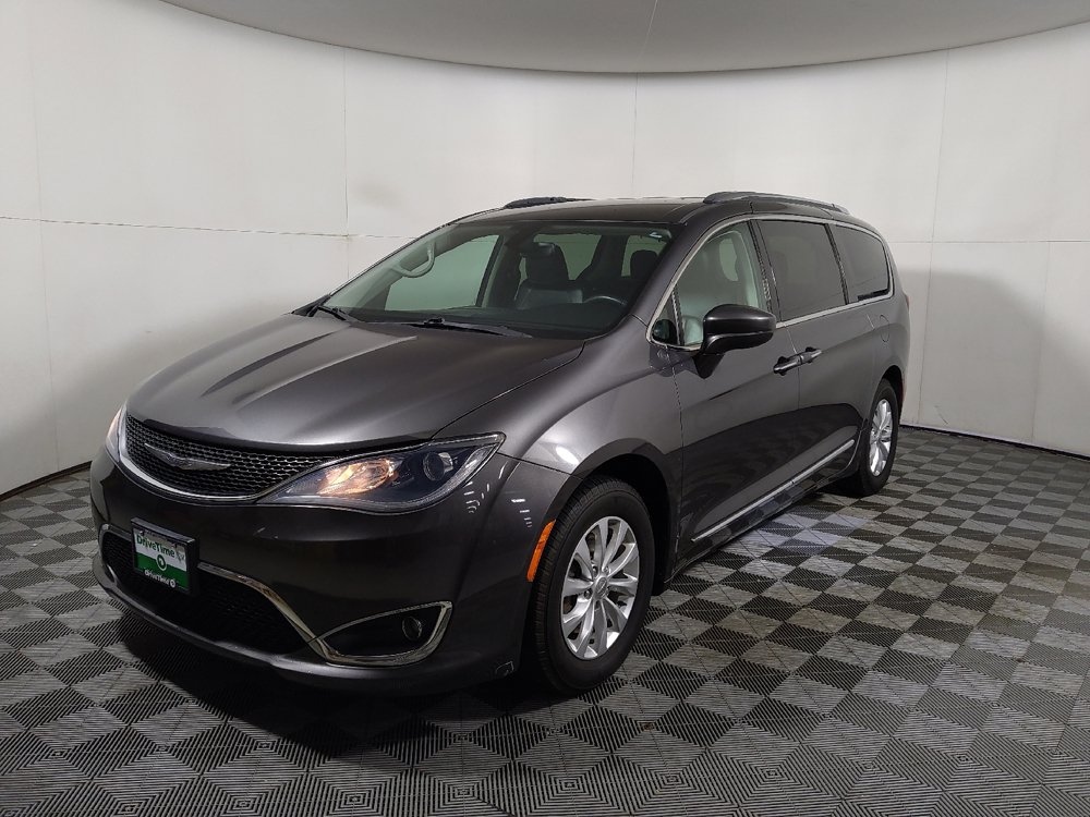 Used 2018 Chrysler Pacifica Touring-L FWD image 2