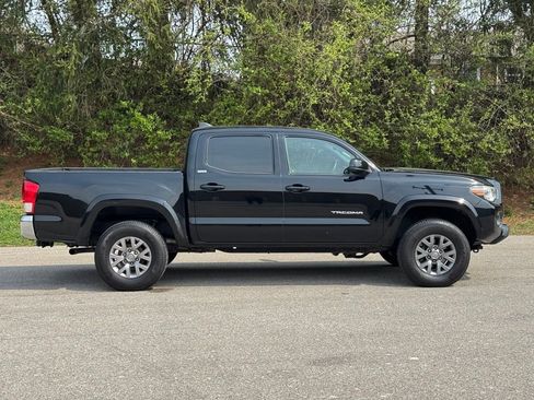 Used 2016 Toyota Tacoma SR5 w/ SR5 Appearance Package (SN) image 4