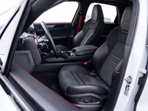 Certified 2025 Porsche Cayenne GTS AWD/4WD image 5
