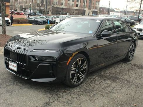 Used 2025 BMW i7 xDrive60 image 3