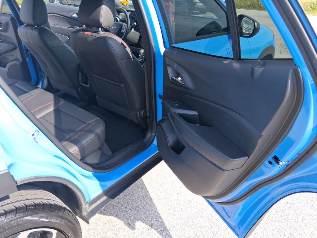 Used 2024 Chevrolet Trax RS w/ Sunroof Package FWD image 35