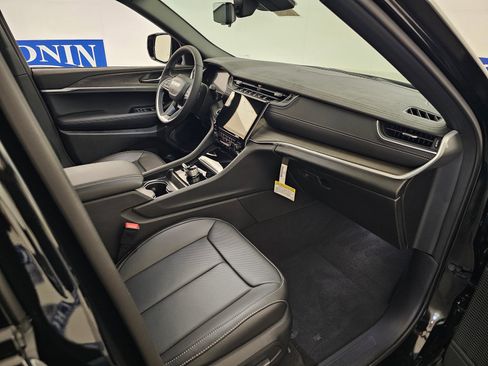 New 2025 Jeep Grand Cherokee Limited w/ Luxury Tech Group II image 41