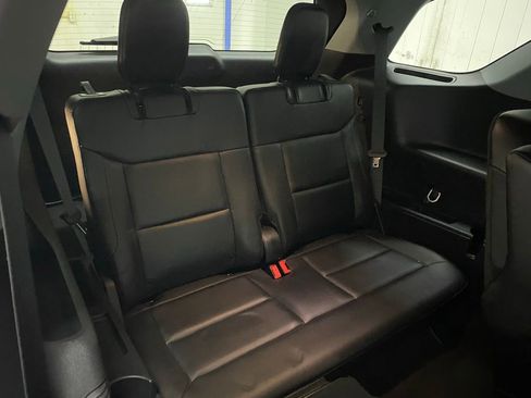 Used 2023 Ford Explorer XLT w/ Equipment Group 202A AWD/4WD image 17