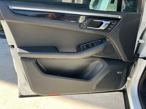 Certified 2023 Porsche Macan image 19