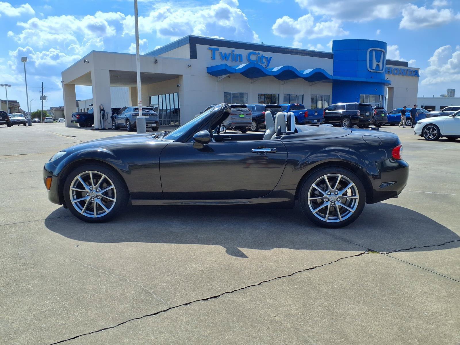 Used 2011 MAZDA MX-5 Miata Grand Touring RWD image 10