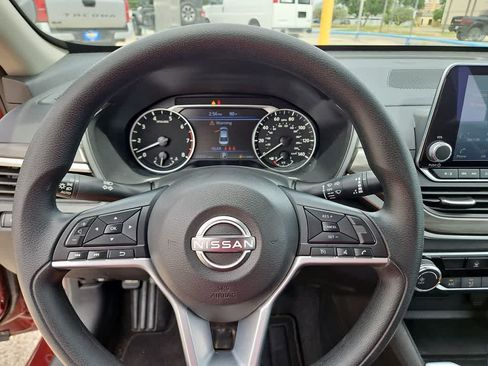 Used 2025 Nissan Altima 2.5 SV FWD image 19