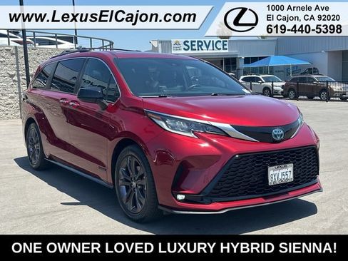 Used 2021 Toyota Sienna XSE w/ XSE Plus Package FWD image 2