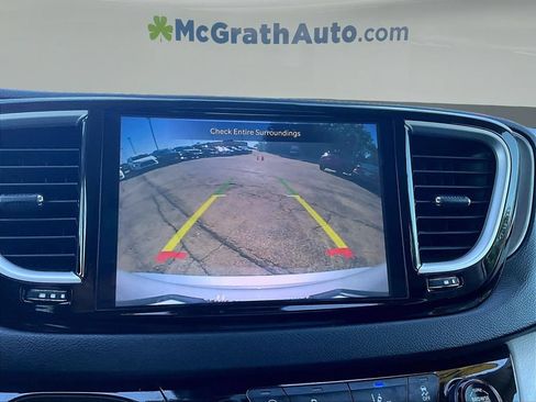 Used 2024 Chrysler Pacifica Touring-L FWD image 16