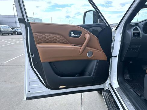 Used 2022 INFINITI QX80 Sensory w/ All-Season Package AWD/4WD image 9