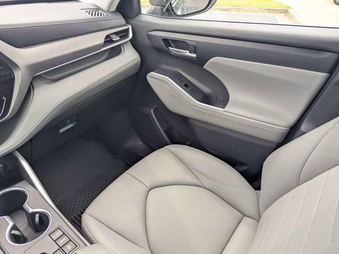 Used 2023 Toyota Highlander XLE FWD image 18