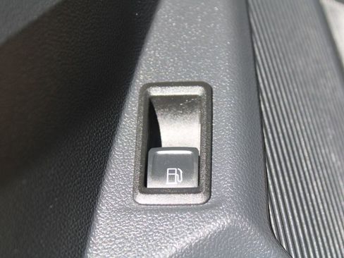 Used 2023 Volkswagen Taos SE w/ Panoramic Sunroof Package FWD image 22