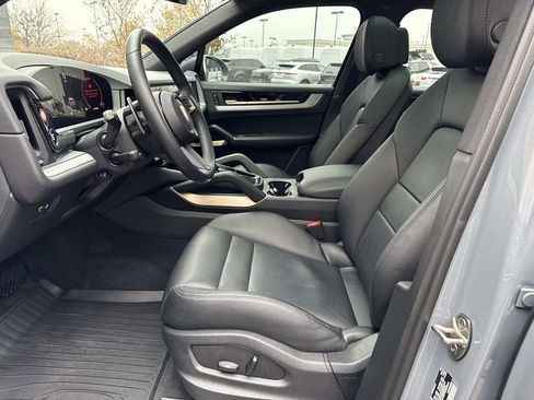 Used 2024 Porsche Cayenne AWD/4WD image 18