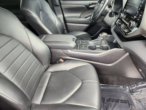 Used 2021 Toyota Highlander XLE AWD/4WD image 5